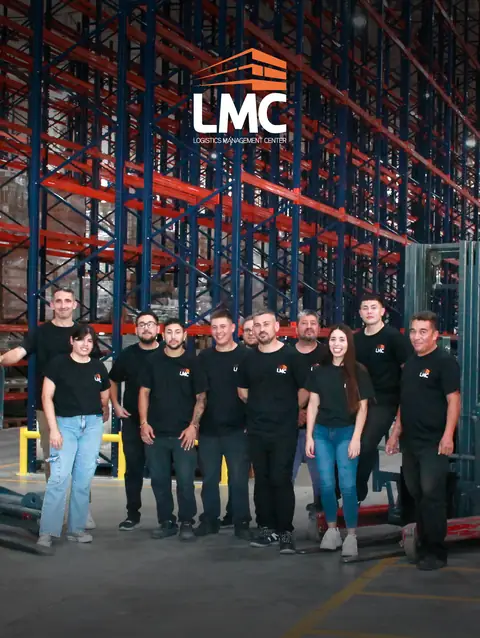 El equipo de LMC, con remeras de la empresa, frente a los racks de la nave