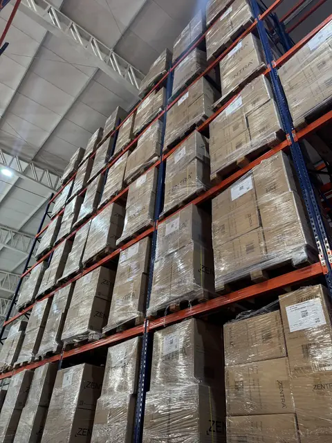Pallets filmados y guardados en los racks de la nave